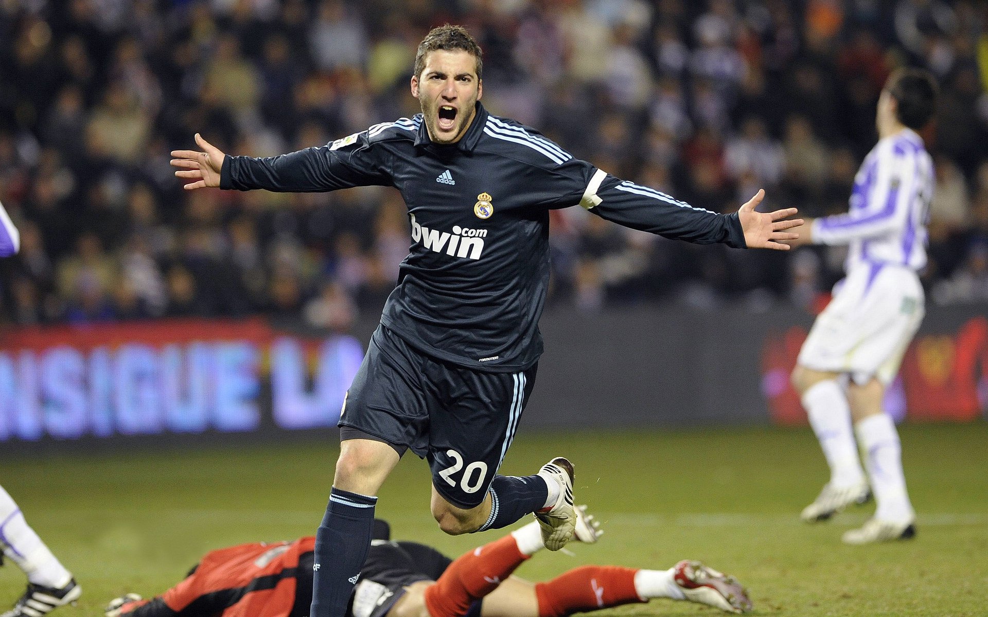 街道暗夜中的攻防艺术，阿什拉夫如何以一己之力统治F1新加坡之夜